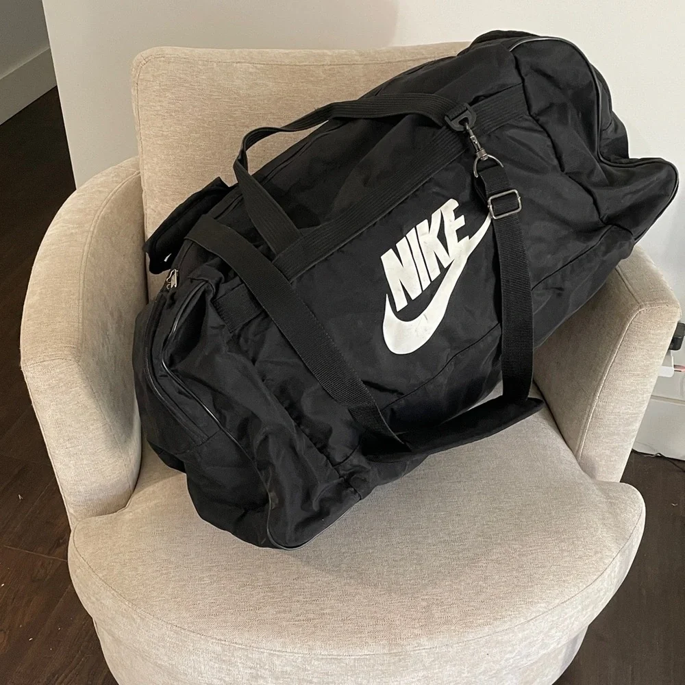 Nike training bag black approx 27” length large duffel bag sports travel size